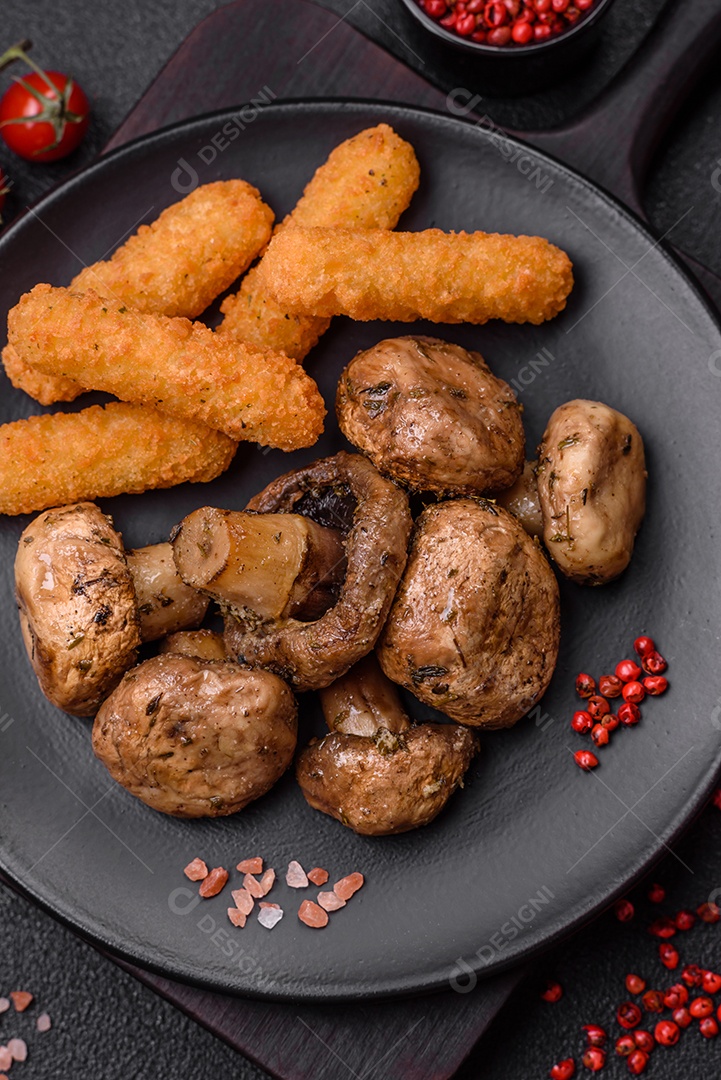 Deliciosos e suculentos champignons inteiros assados ​​na grelha com sal