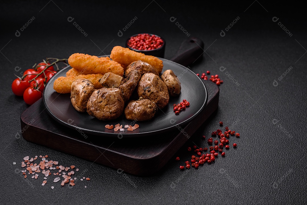 Deliciosos e suculentos champignons inteiros assados ​​na grelha com sal