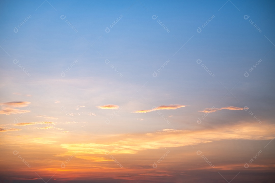 Lindas nuvens de ouro laranja com gradiente suave de luxo e luz solar no céu azul perfeito para o fundo