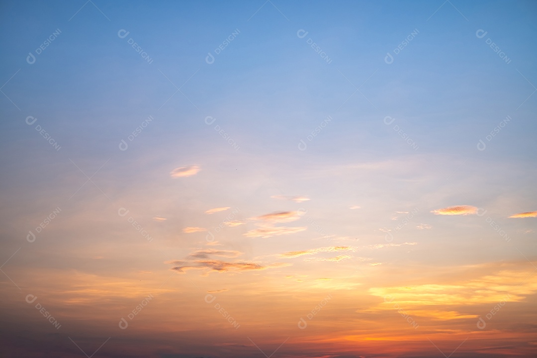 Lindas nuvens de ouro laranja com gradiente suave de luxo e luz solar no céu azul perfeito para o fundo