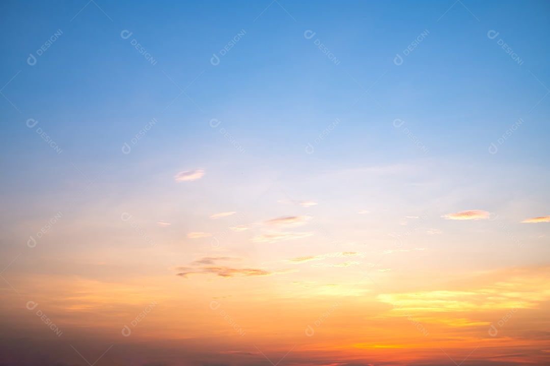Lindas nuvens de ouro laranja com gradiente suave de luxo e luz solar no céu azul perfeito para o fundo