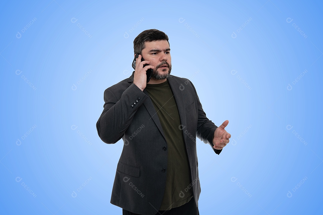 Um empresário profissional ao ar livre, falando em seu smartphone.