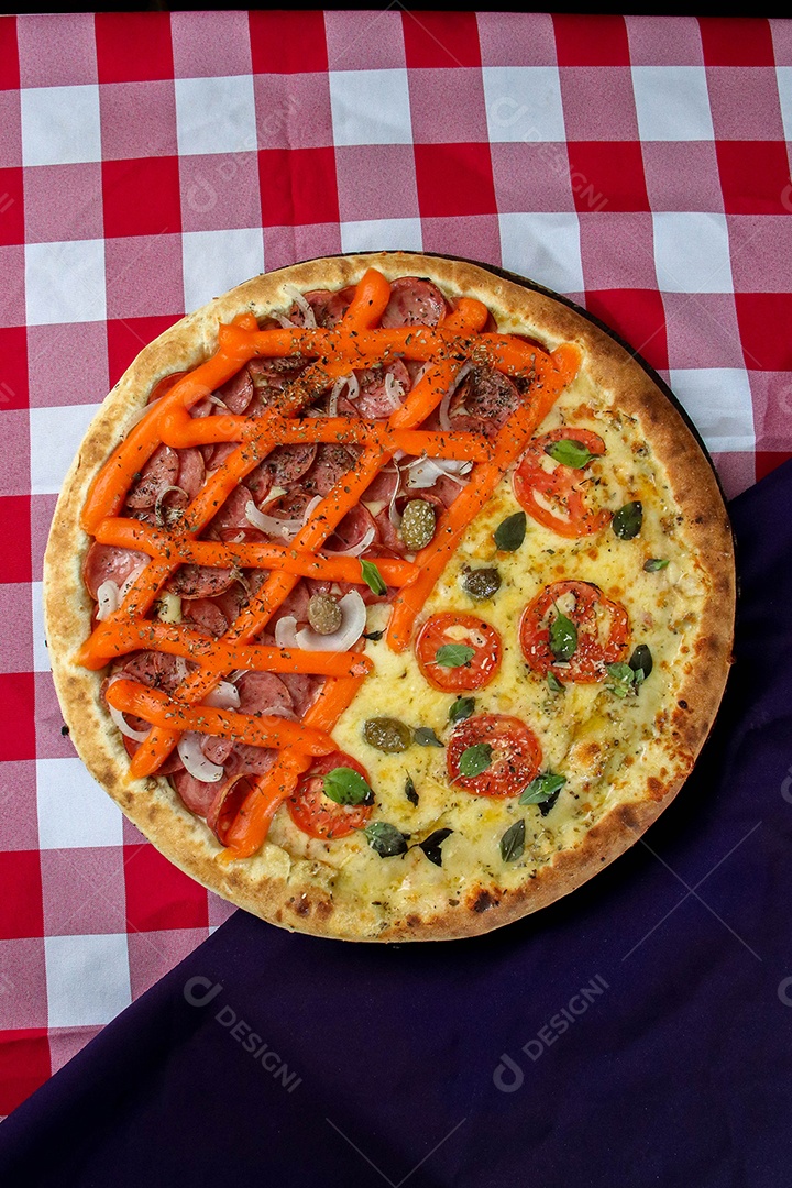 Deliciosa pizza sobre a mesa