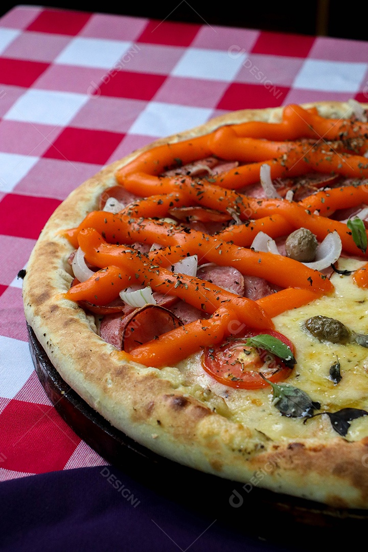 Deliciosa pizza sobre a mesa