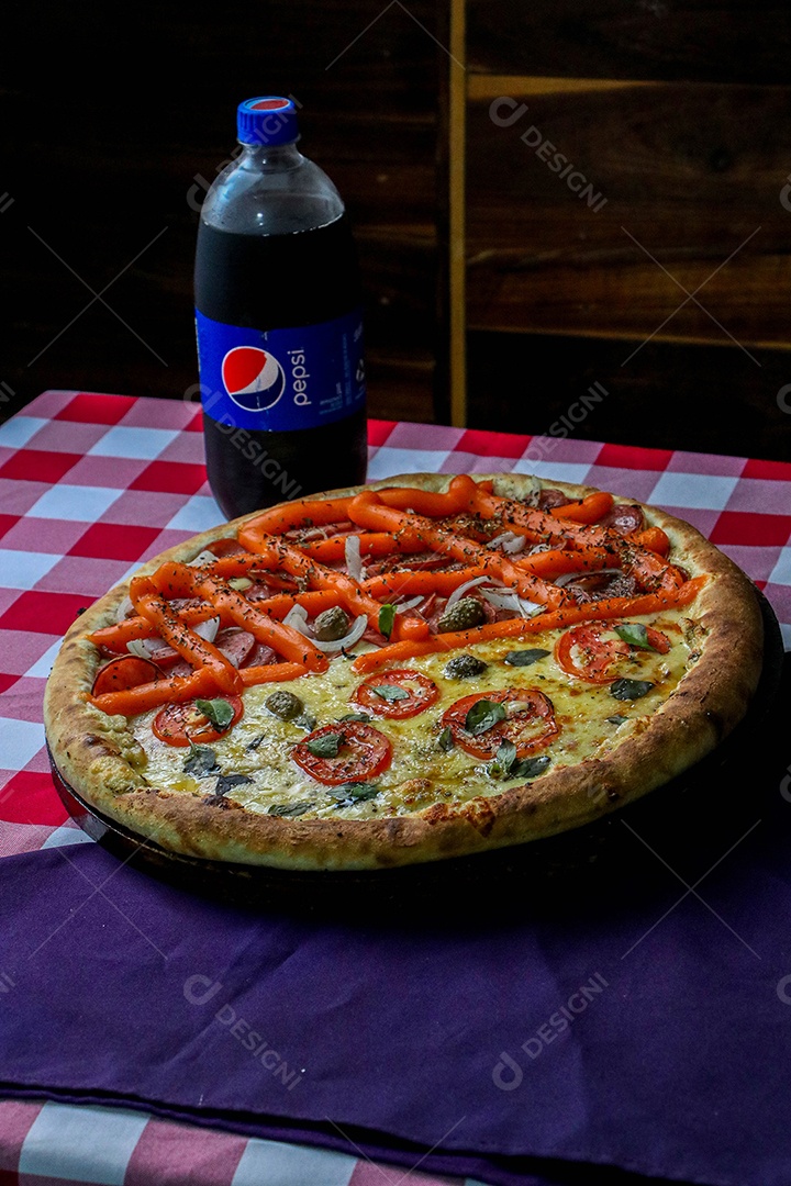 Deliciosa pizza sobre a mesa