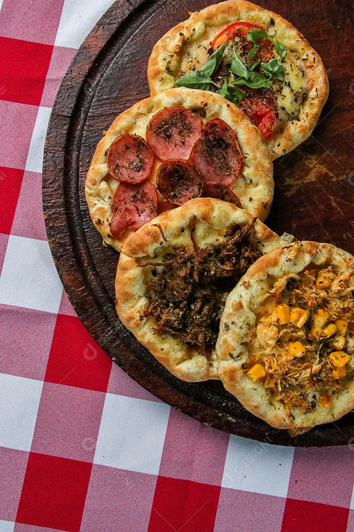 Deliciosa pizza sobre a mesa