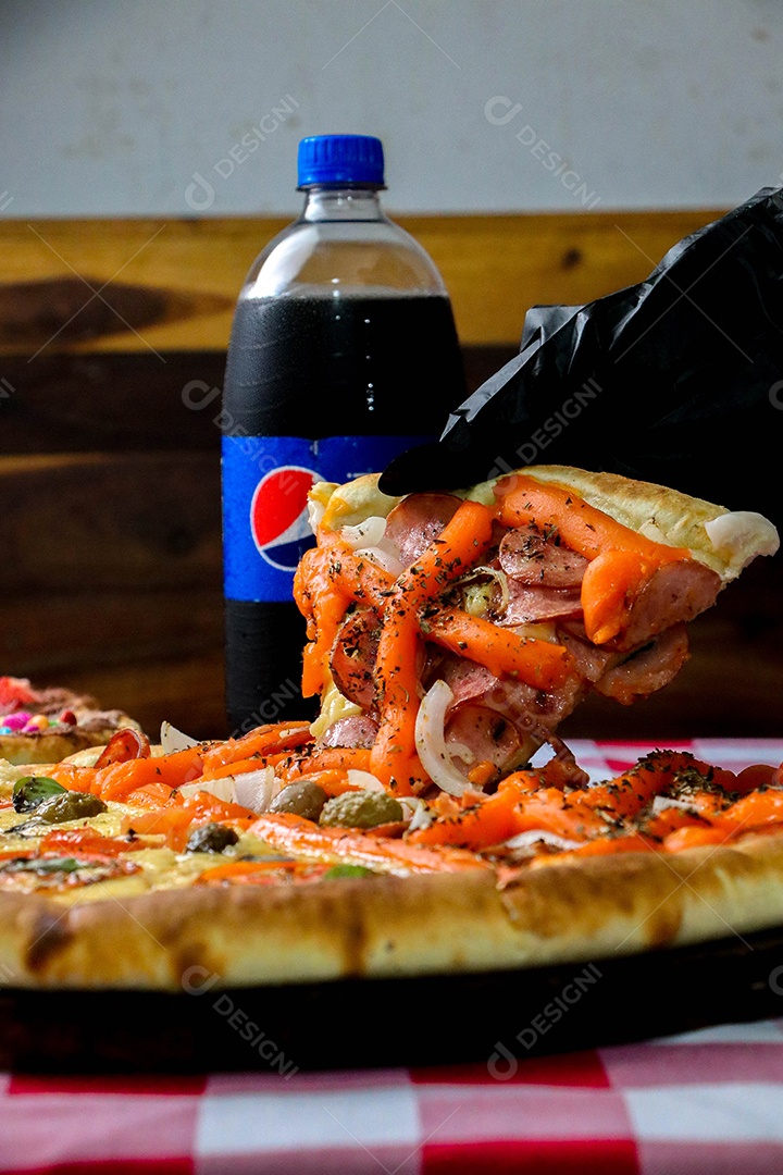 Deliciosa pizza sobre a mesa