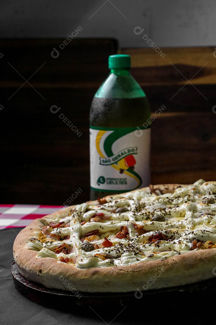 Deliciosa pizza sobre a mesa