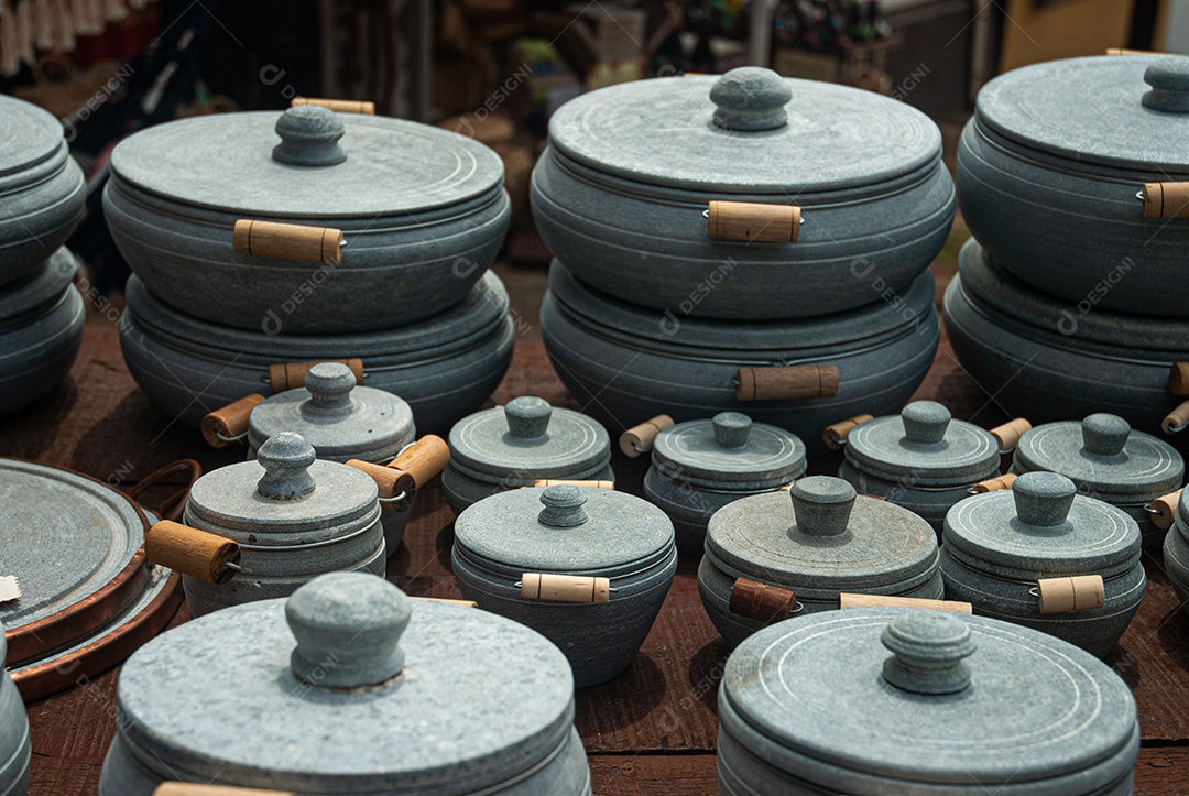 Pilhas de panelas ferro