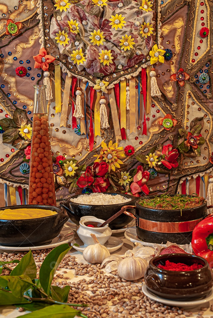 Banquete sobre uma mesa de madeira