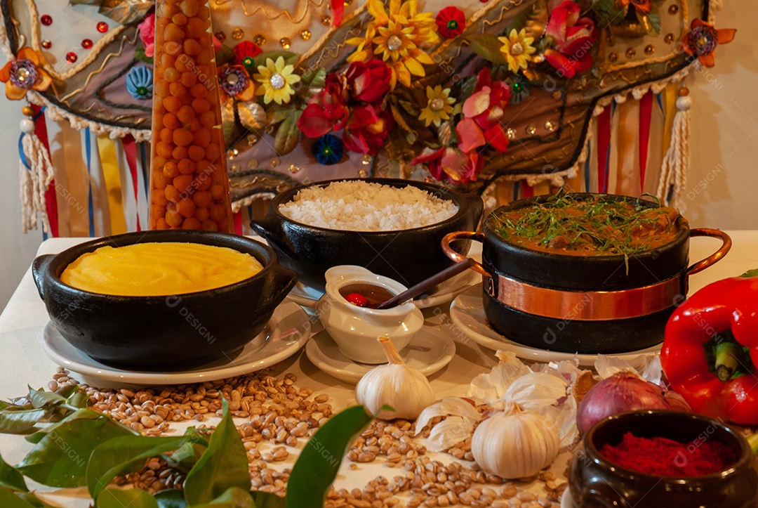 Banquete sobre uma mesa de madeira
