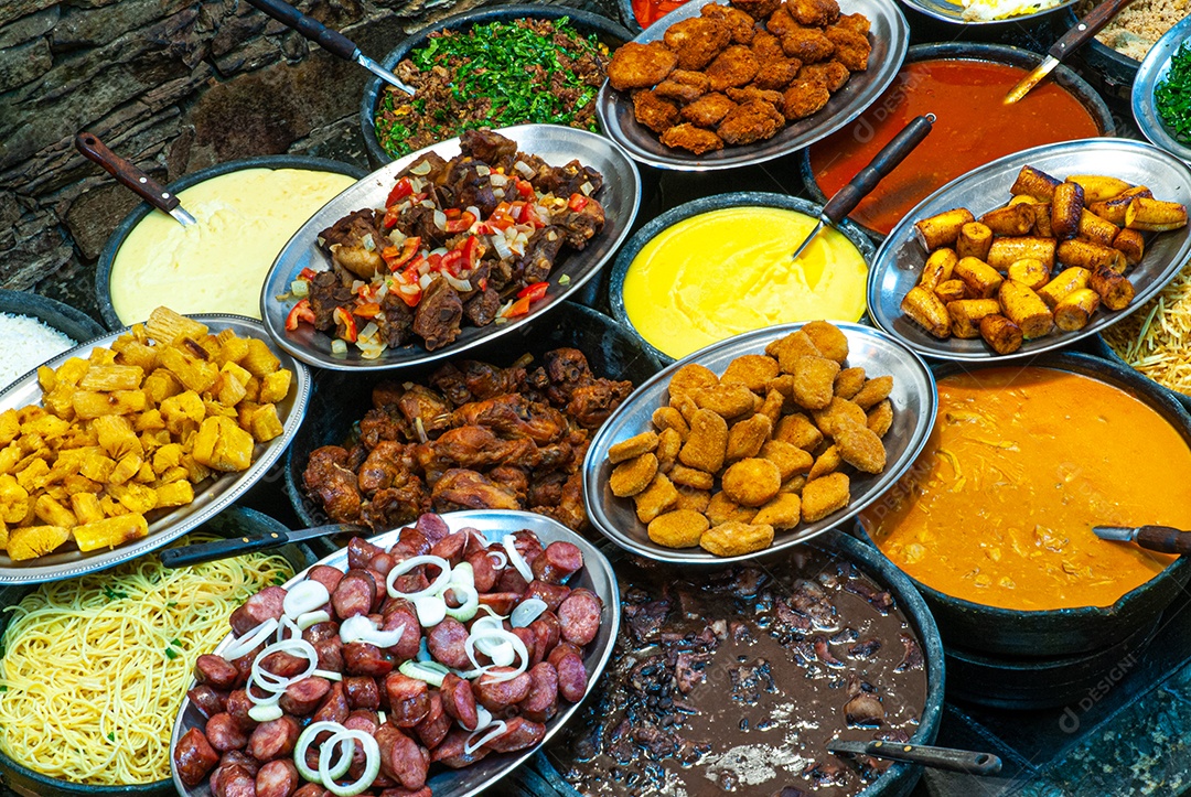 Banquete sobre uma mesa de madeira