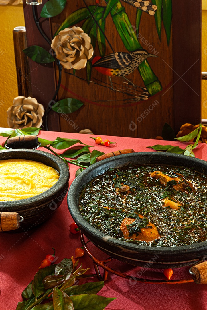 Tigelas de comida sobre uma mesa de madeira