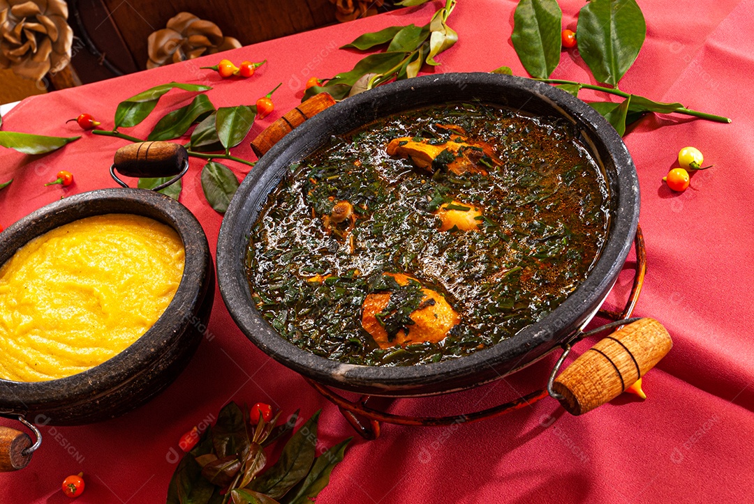 Tigelas de comida sobre uma mesa de madeira