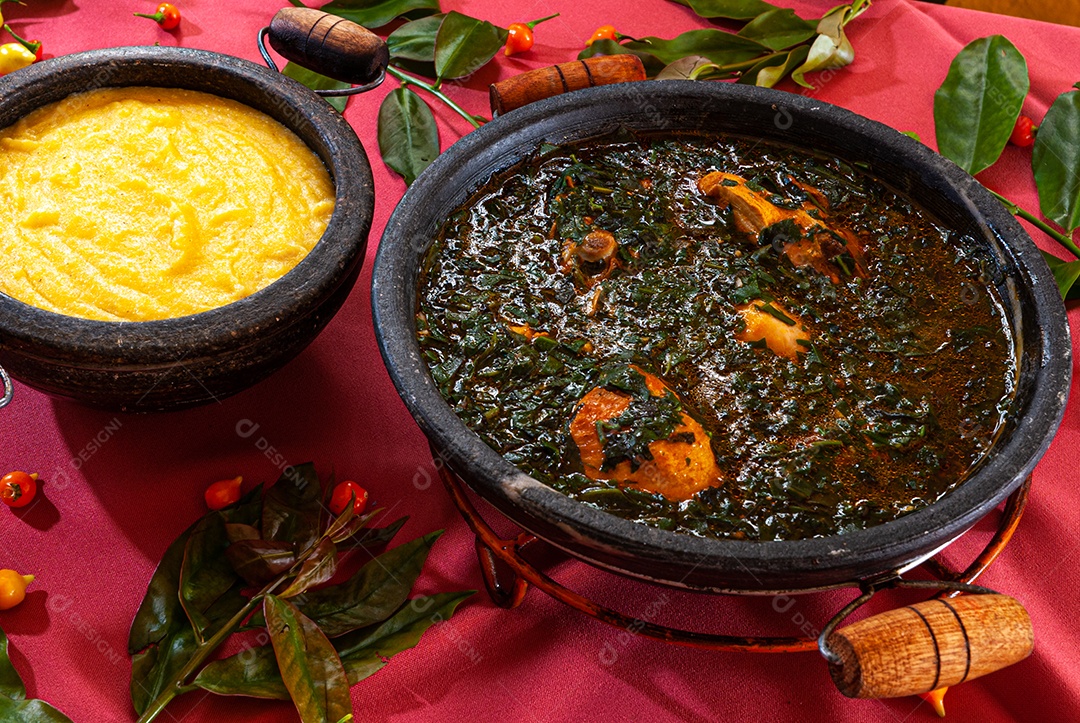 Tigelas de comida sobre uma mesa de madeira