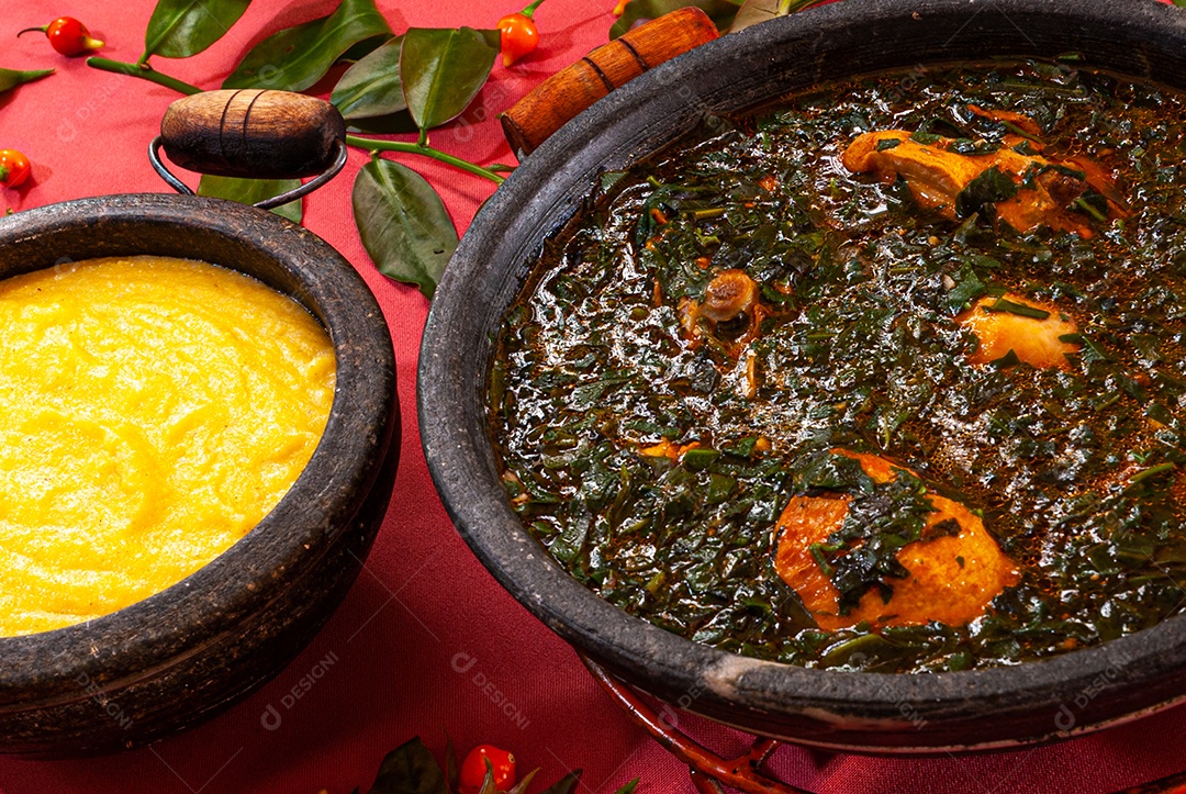 Banquete de comida sobre uma mesa de madiera