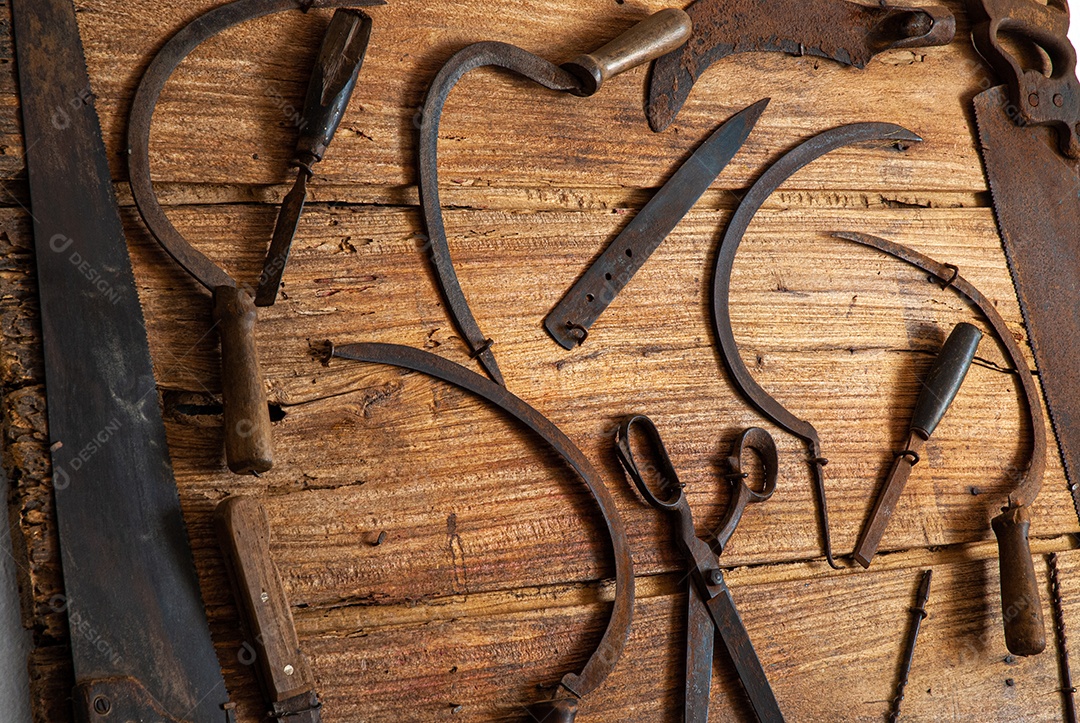 Ferramentas sobre uma tábua de madeira