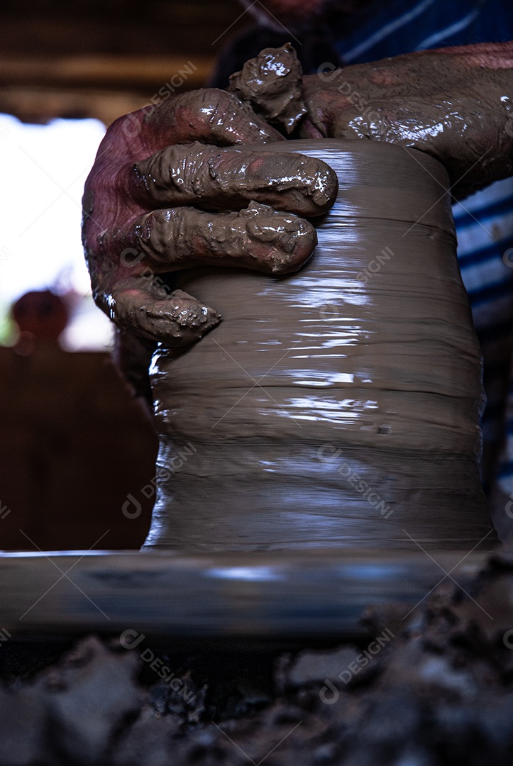 Pessoa fazendo barro