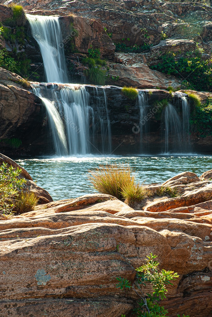 Linda cachoeira sobre floresta