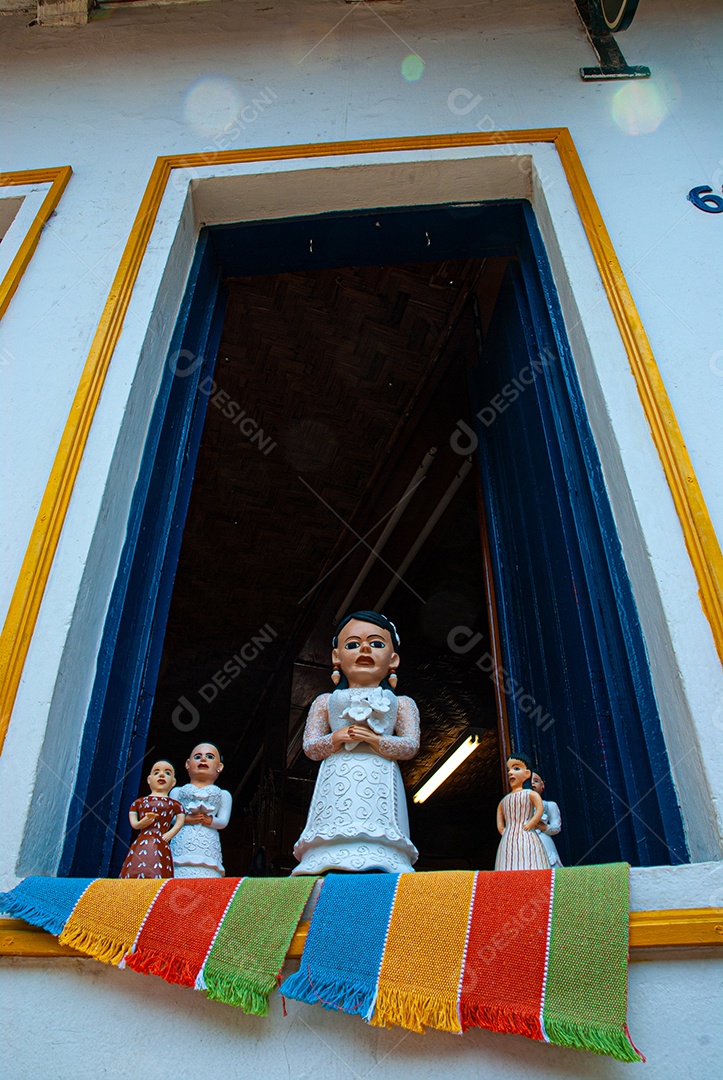 Esculturas sobre uma janela de uma casa