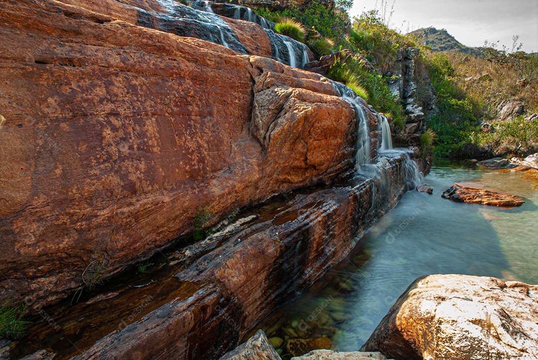 Linda cachoeira sobre floresta