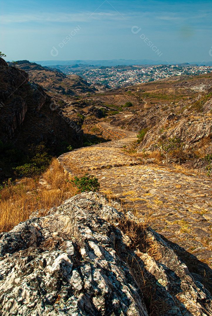 Linda paisagem de montanhas céu azul