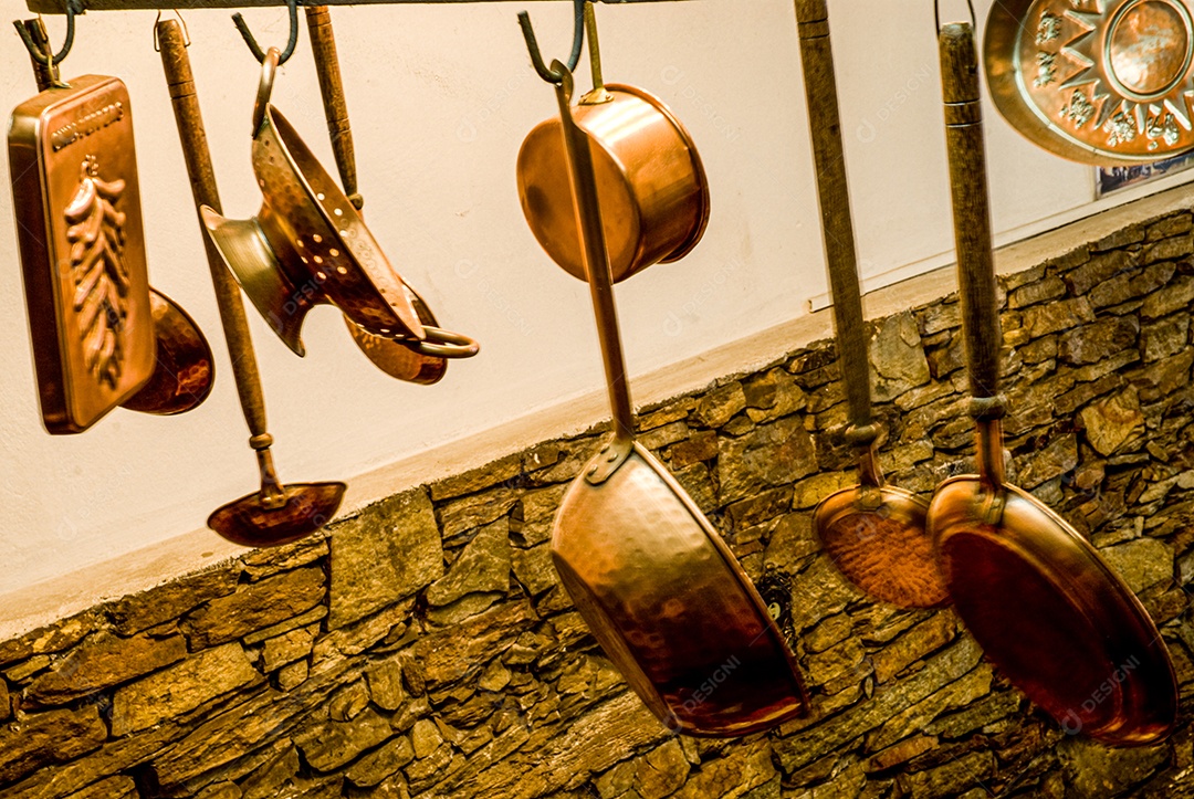 Panelas retrô sobre uma casa