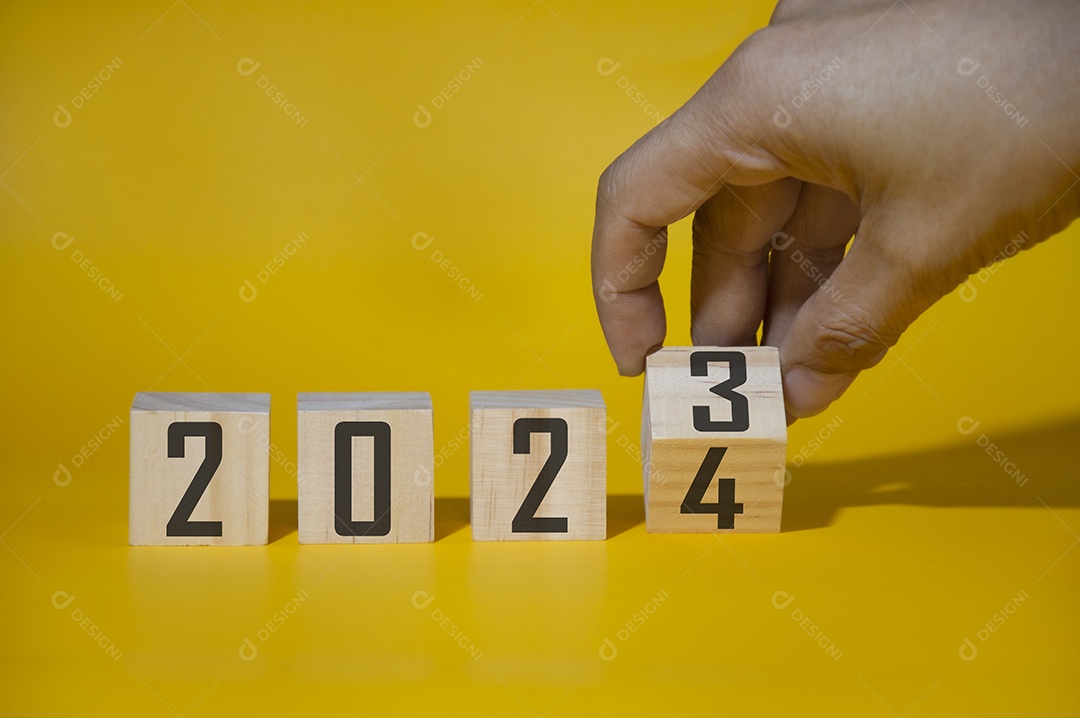 Muda de 2023 para 2024 em forma de bloco de madeira