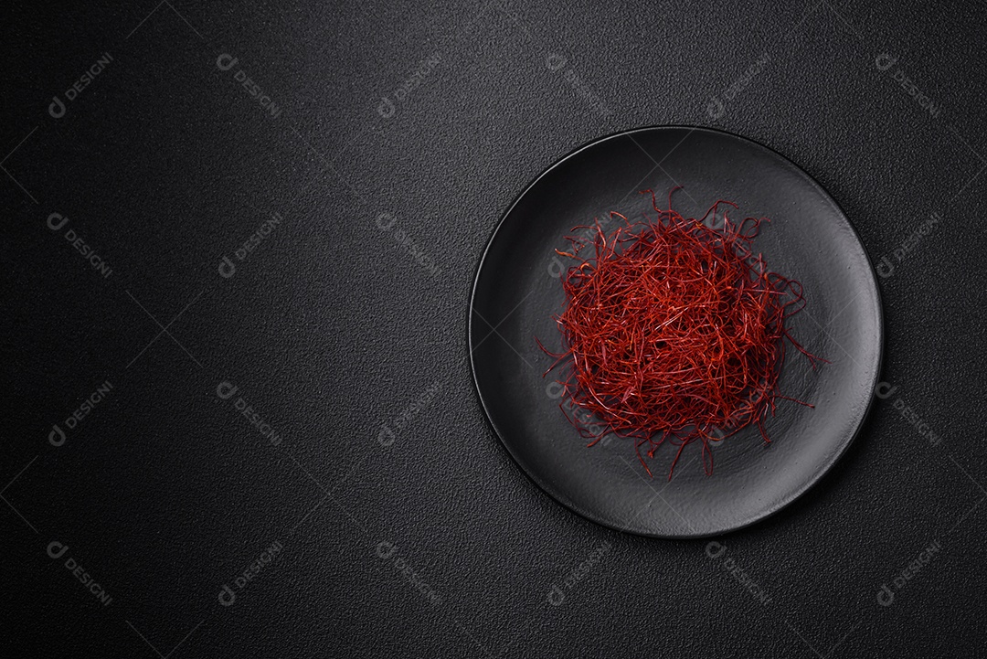 Fios finos vermelhos de pimentão quente em um fundo escuro