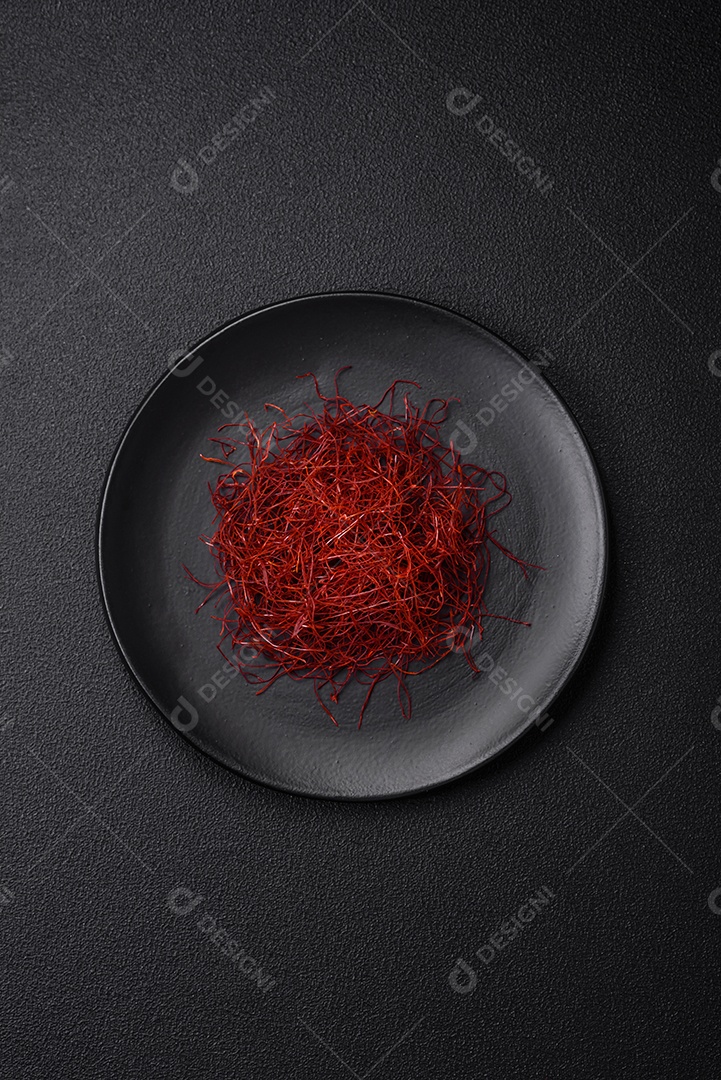 Fios finos vermelhos de pimentão quente em um fundo escuro