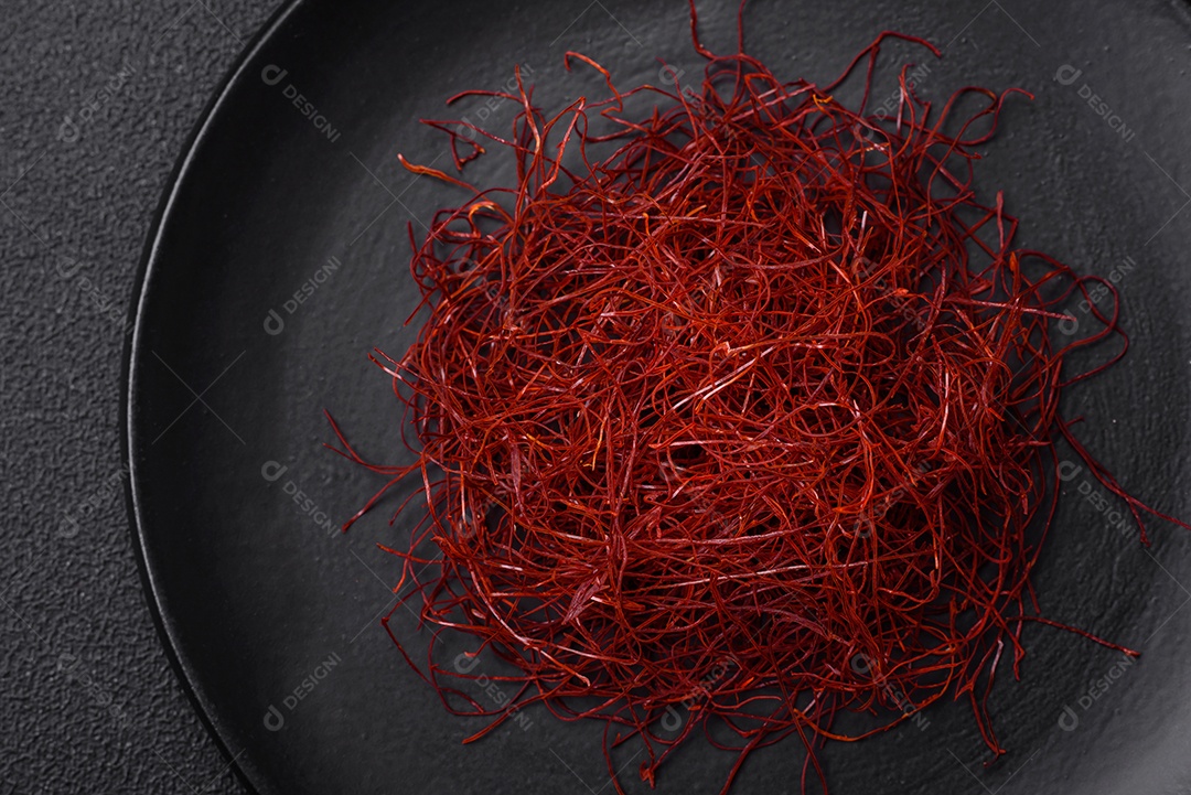 Fios finos vermelhos de pimentão quente em um fundo escuro