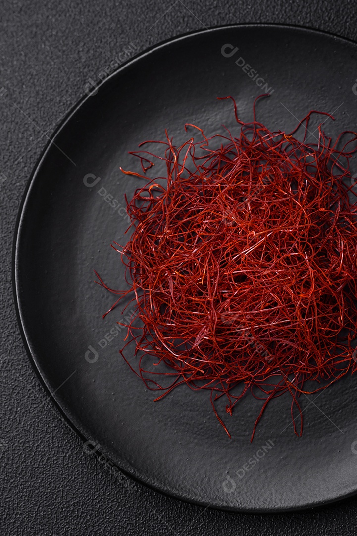 Fios finos vermelhos de pimentão quente em um fundo escuro