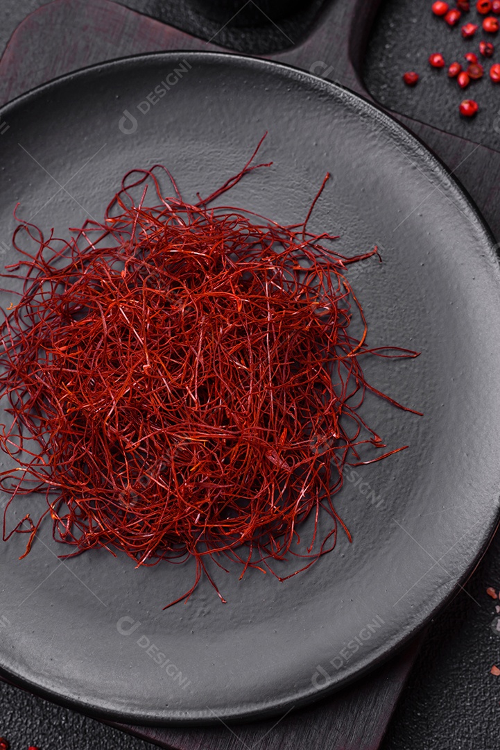 Fios finos vermelhos de pimentão quente em um fundo escuro