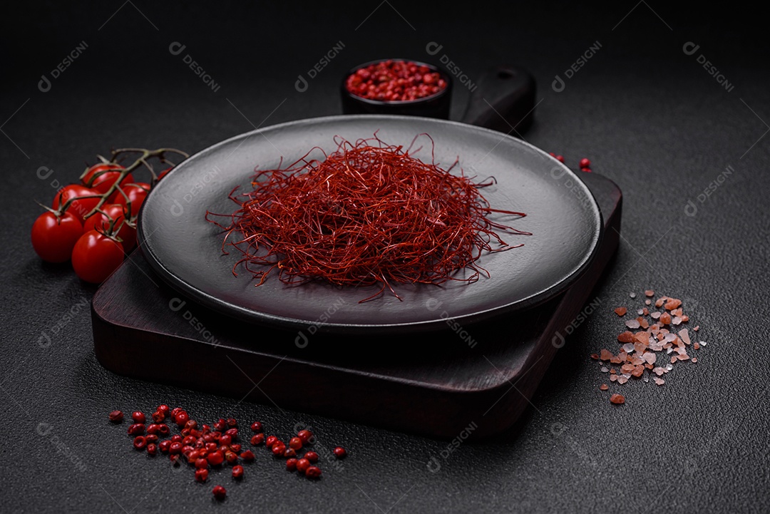 Fios finos vermelhos de pimentão quente em um fundo escuro