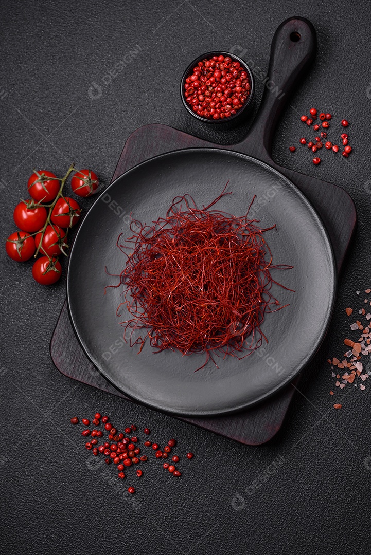 Fios finos vermelhos de pimentão quente em um fundo escuro