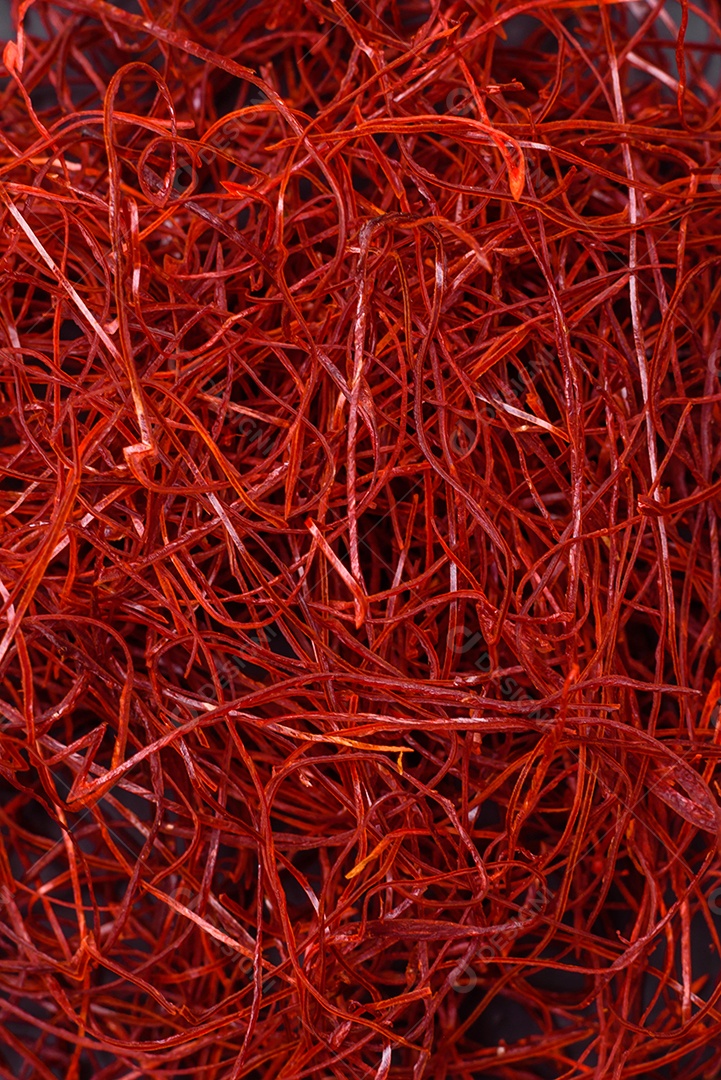 Fios finos vermelhos de pimentão quente em um fundo escuro