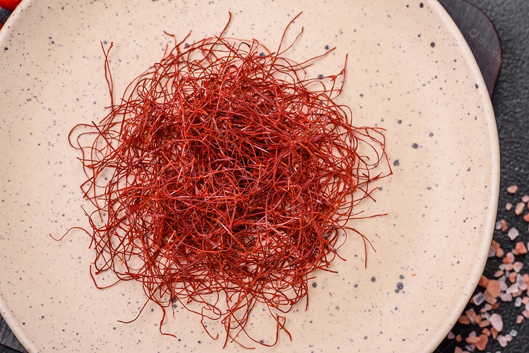 Fios finos vermelhos de pimentão quente em um fundo escuro