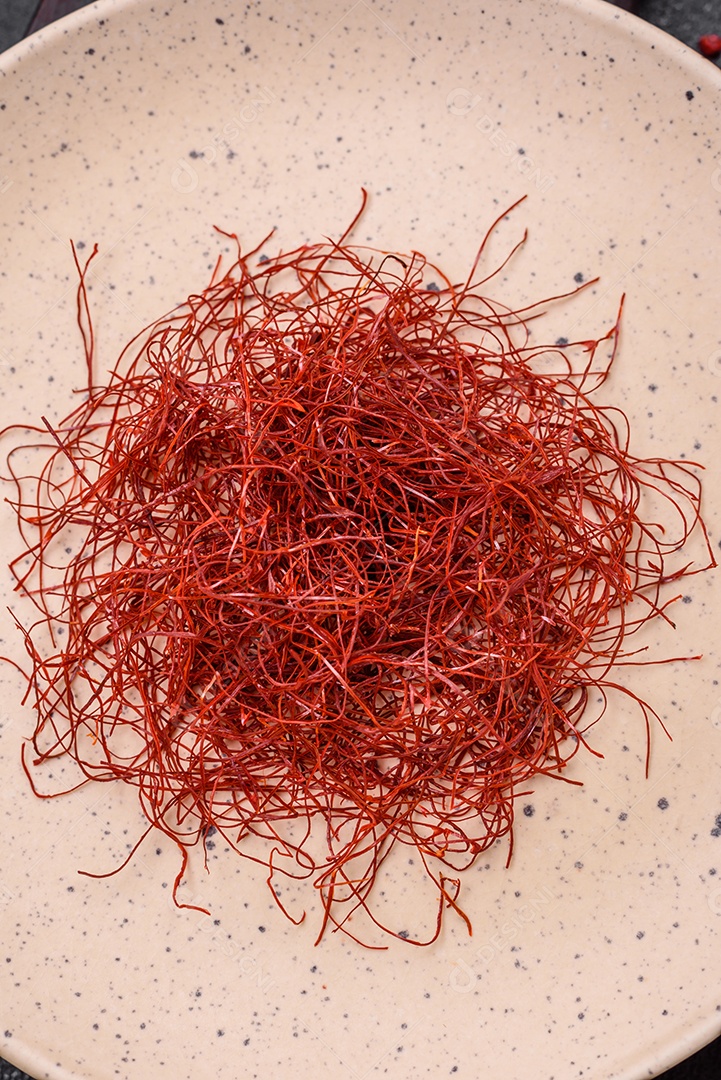 Fios finos vermelhos de pimentão quente em um fundo escuro