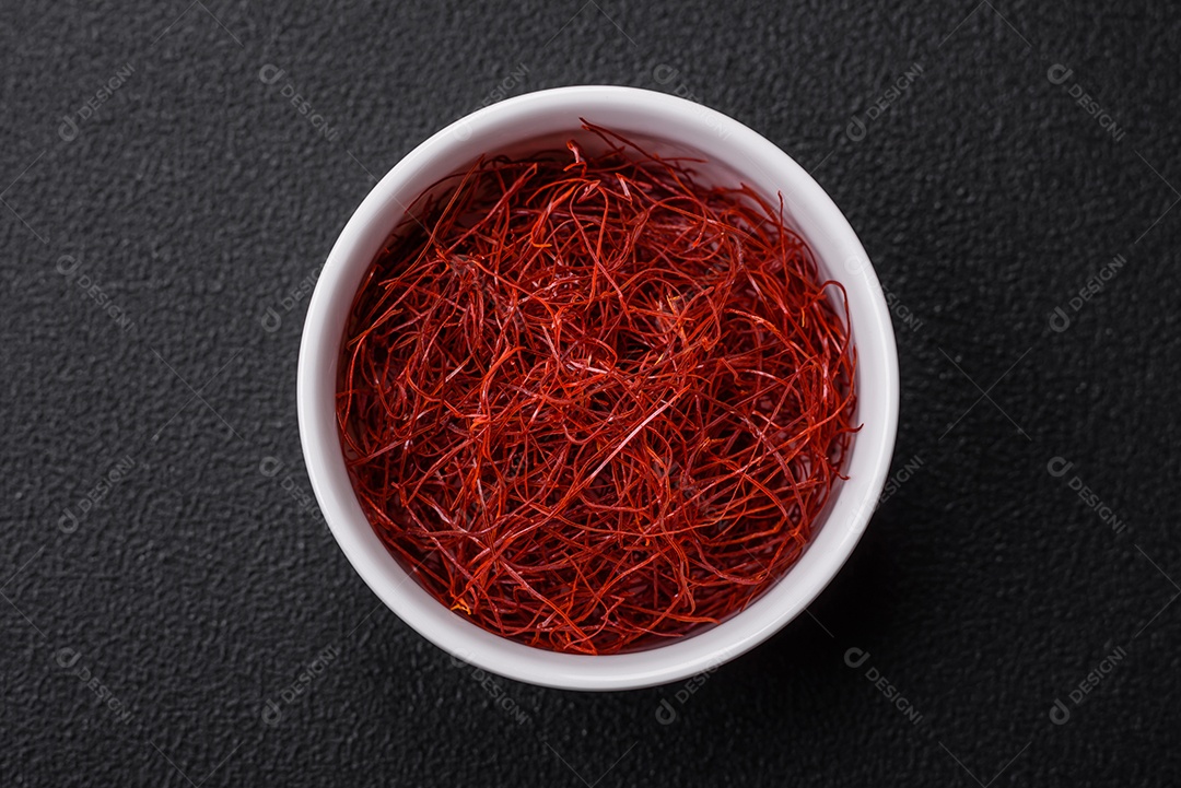 Fios finos vermelhos de pimentão quente em um fundo escuro