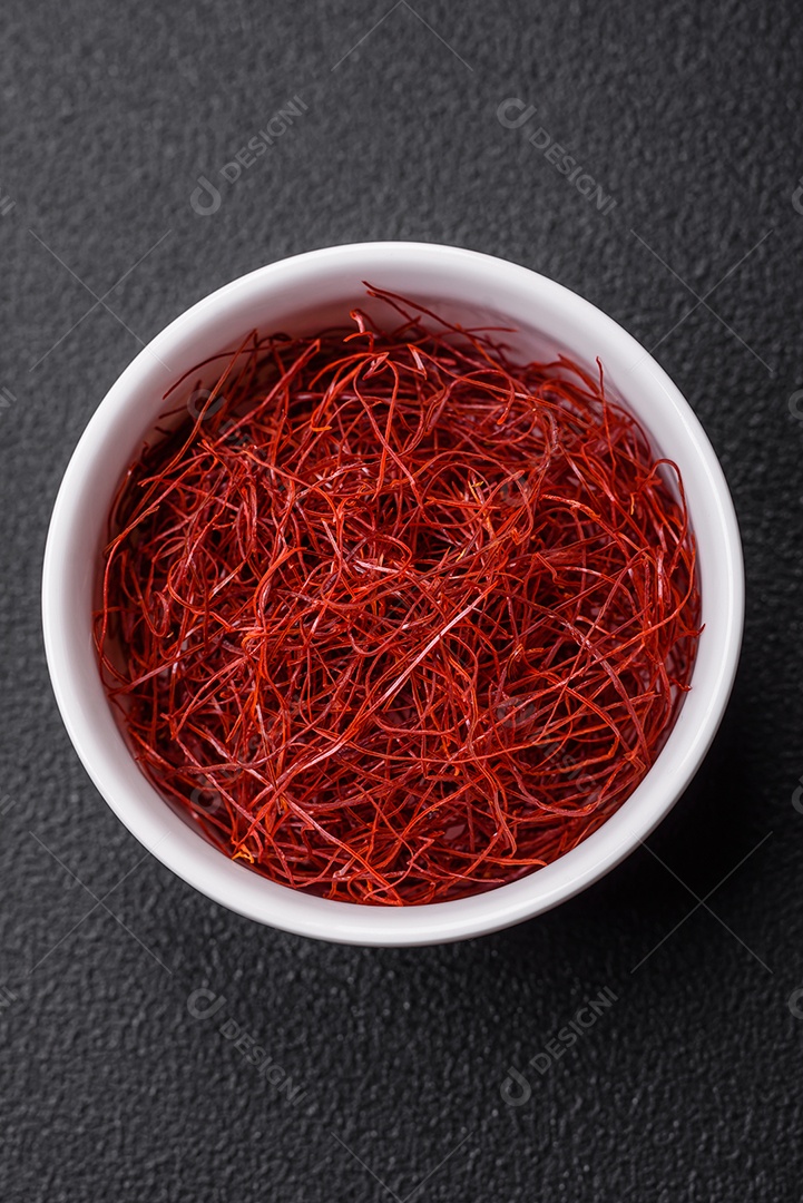 Fios de pimentão quente fino vermelho em um fundo escuro. Para decorar pratos asiáticos