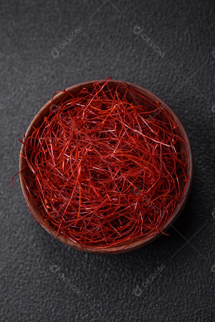 Fios de pimentão quente fino vermelho em um fundo escuro. Para decorar pratos asiáticos