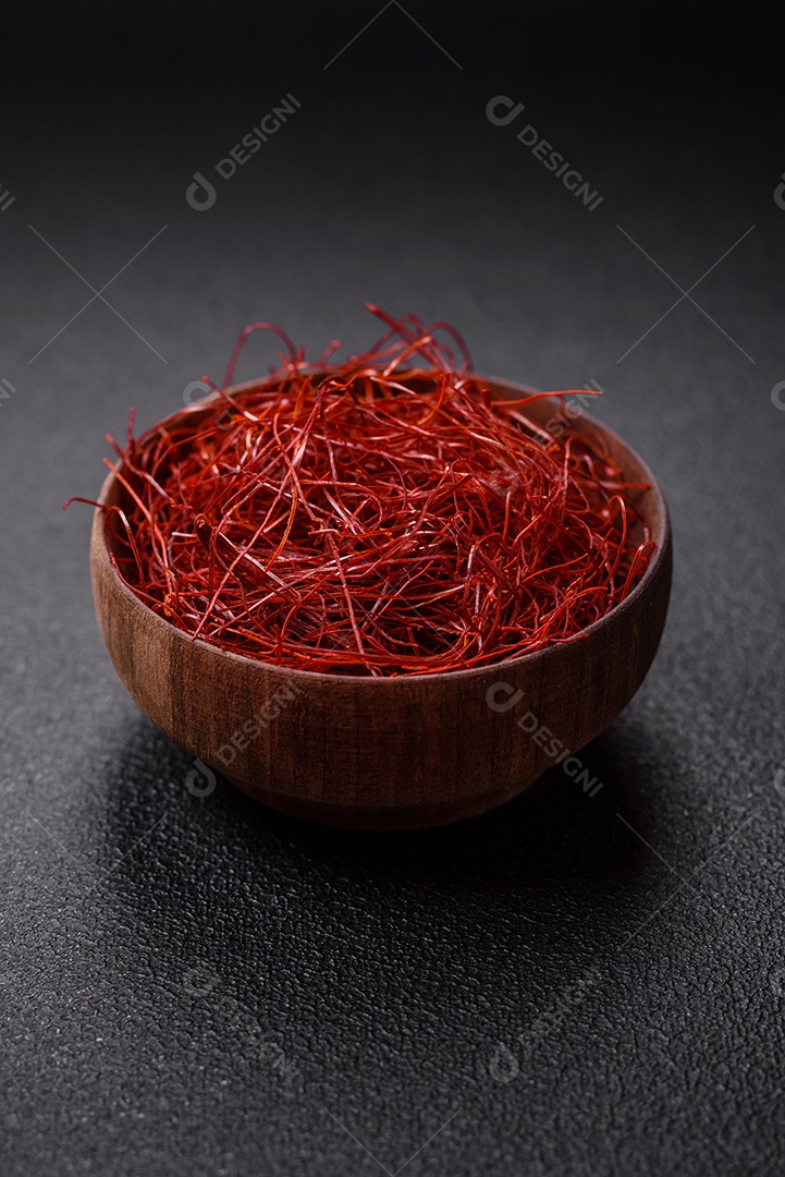 Fios de pimentão quente fino vermelho em um fundo escuro. Para decorar pratos asiáticos