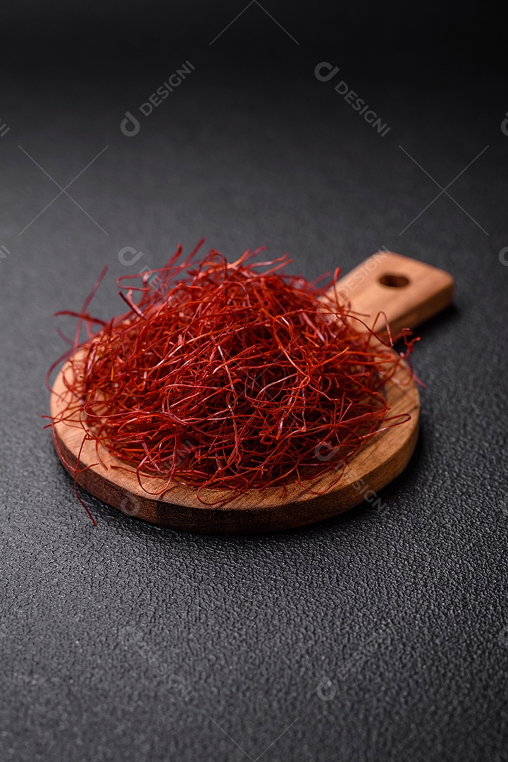 Fios de pimentão quente fino vermelho em um fundo escuro. Para decorar pratos asiáticos