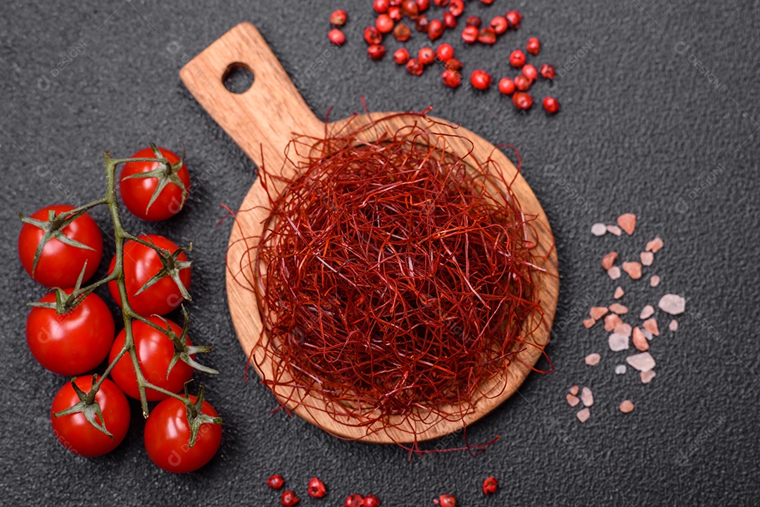 Fios de pimentão quente fino vermelho em um fundo escuro. Para decorar pratos asiáticos