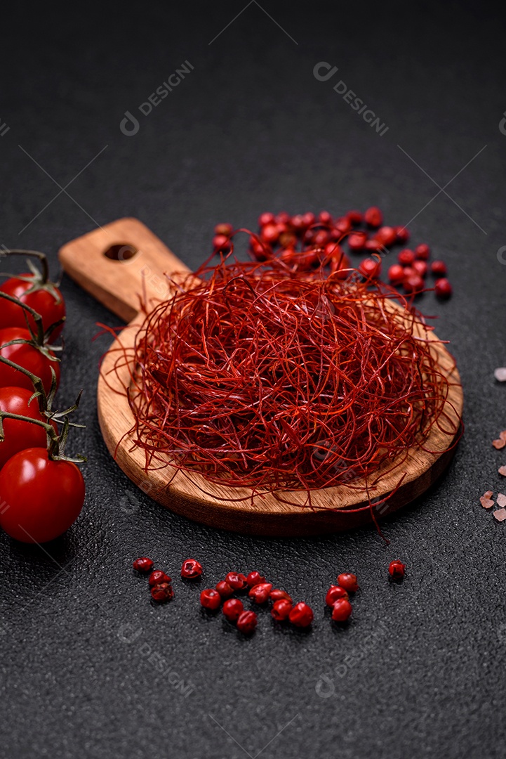 Fios de pimentão quente fino vermelho em um fundo escuro. Para decorar pratos asiáticos