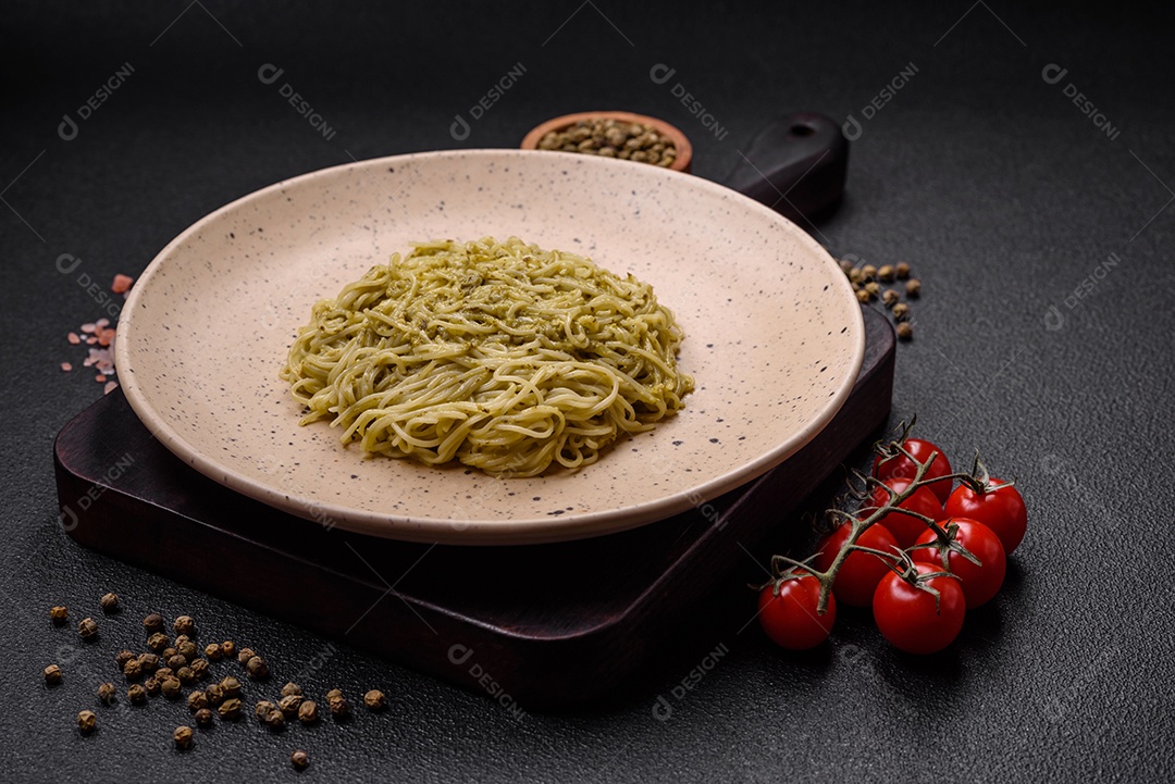 Massa Capellini ou macarrão com molho pesto, sal e especiarias
