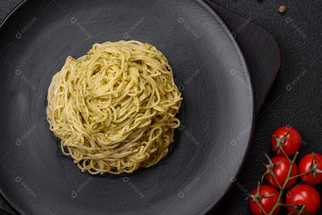 Massa Capellini ou macarrão com molho pesto, sal e especiarias