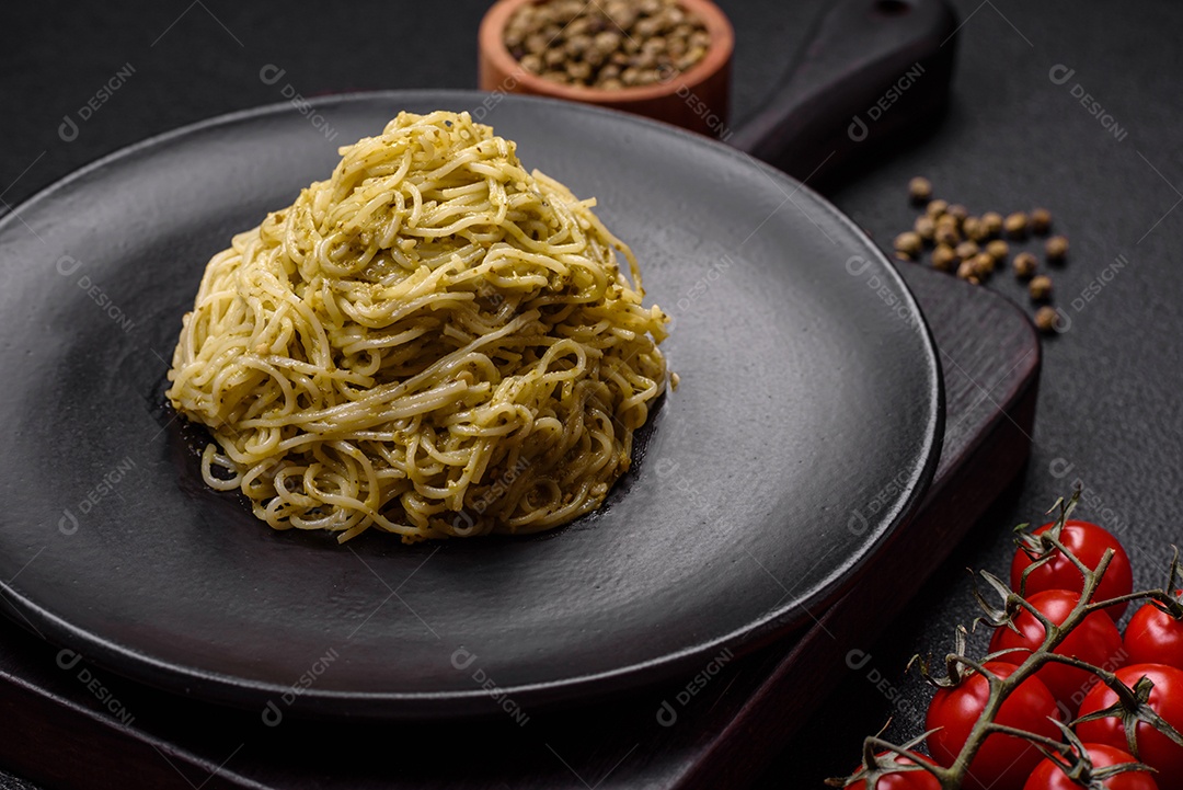 Massa Capellini ou macarrão com molho pesto, sal e especiarias