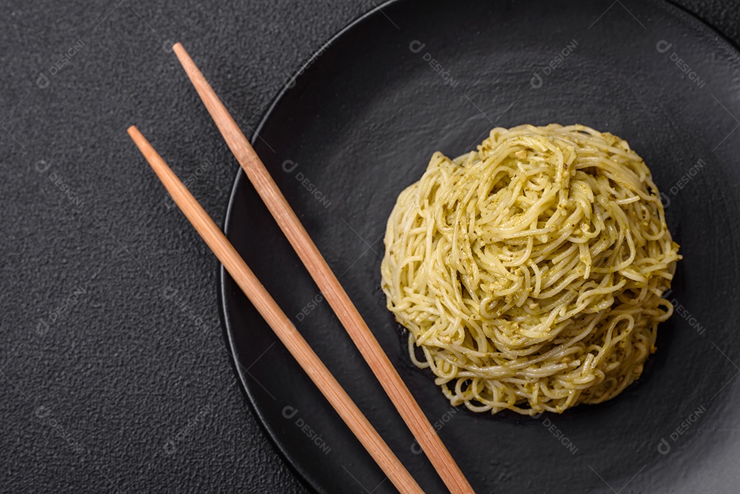 Massa Capellini ou macarrão com molho pesto, sal e especiarias