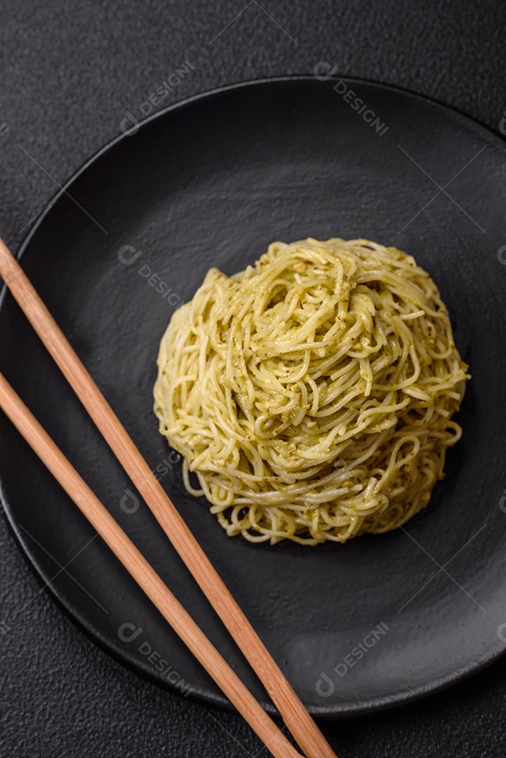 Massa Capellini ou macarrão com molho pesto, sal e especiarias